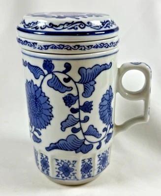 Chinese Porcelain Tea Infuser Mug with Lid Blue and White Floral Design - Imagem 1 de 4