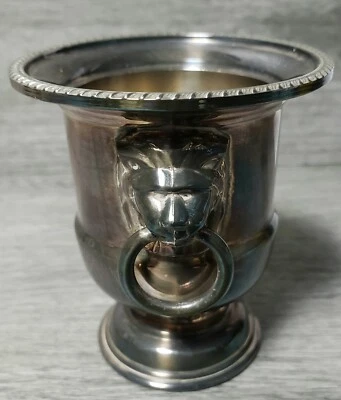 Antiguo VINERS OF SHEFFIELD Inglaterra Mini Jarrón/Urna Plateado, Manijas de Leones Foto 1 de 4