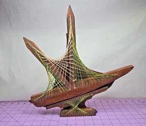 Vintage Mid Century Modern Fadenschnur / Nailart Skulptur Holz Schiff Segelboot - Bild 1 von 9