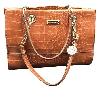 "Bolso de hombro Anne Klein de cuero texturizado caramelo con detalles de cadena dorada 13""" Foto 1 de 4