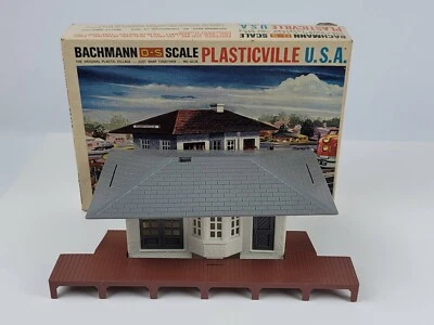Bachmann O/S Scale Plasticville USA Suburban Station 1911 No Glue Needed. Good - Image 1 of 4