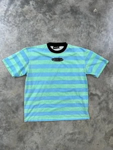 Camiseta Pleasures a Rayas Bordada Logotipo Ovalado Timbre Talla Grande - Imagen 1 de 5
