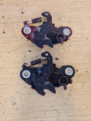 2005 JAGUAR S ТИП X202 КАПОТ ЗАМОК ЗАЩЕЛКА МЕХАНИЗМ ЗАХВАТА ПАРА КРАСНЫЙ СЛЕВА СПРАВА - Изображение 1 из 4