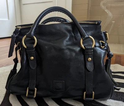 Bolso Cartera Dooney Bourke Todo Negro Florentino Cuero Hebilla Pequeña Lujo Foto 1 de 4