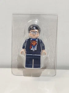 LEGO Superman Clark Kent - Batman The Movie - DC Super Heroes Unite DVD Exc. NIB - Picture 1 of 2