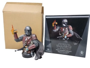 Star Wars Gentle Giant Mandalorian Beskar Pauldron Mini Busto AP Prova d'artista - Foto 1 di 6