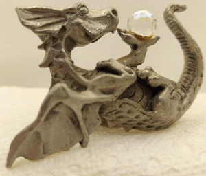 Horned Pewter Dragon Statue Playing w/orb "SW" Copywright 3.25W x 2H Inches - Imagen 1 de 5