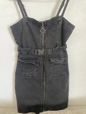 Vestido negro con cremallera y hebilla Forever 21 grande Foto 1 de 4