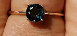 Anillo solitario de circón azul creado en laboratorio corte redondo oro rosa macizo de 10kt - Imagen 1 de 12