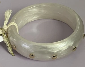 Jessica Simpson Gold Studded Ivory Resin Bangle Bracelet NWT - Picture 1 of 4