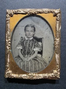 Foto antigua de niña ambrotipo placa 1/9 de la década de 1850 con vestido estampado - Imagen 1 de 4
