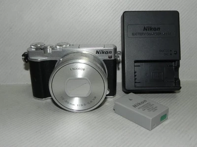 Cuerpo de cámara Nikon Nikon1 J5 plateado sin espejo + juego de lentes usado - Imagen 1 de 4