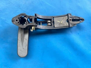 Rover 75 & MG ZT Right Side Front Exterior Door Handle Bracket (CXF100360) - Picture 1 of 2