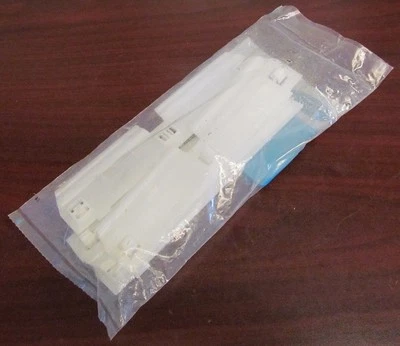 Clips de retención de molduras de puerta inferior Mercury Sable 1992-93 NOS Foto 1 de 3