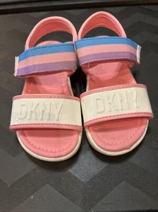 DKNY Mädchen Sandale Größe 9. Rosa Lila Blau Und Weiß.  - Bild 1 von 2