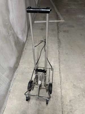 Es un camión de mano plegable o carro de equipaje. • Está diseñado para ser ligero. Foto 1 de 4