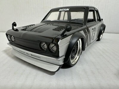 JADA JDM TUNERS 1973 DATSUN 510 NEGRO 1:24 DIECAST MODELO COCHE NUEVO SIN CAJA Foto 1 de 4