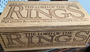 LORD OF THE RINGS AUDIO BOOK ON CASSETTES WOODEN CRATE TOLKIEN - Imagen 1 de 3