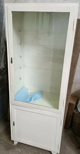 Alter ORIGINAL zweitüriger Arztschrank Metallvitrine Design Möbel 2.1 weiß - Bild 1 von 3
