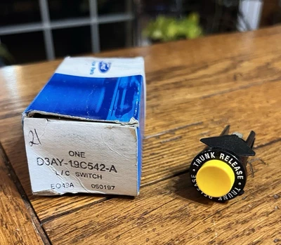 FORD MUSTANG 1980-2004 BOTÓN DE LIBERACIÓN DEL MALETERO EN AMARILLO CORRECTO D3AY-19C542-A NOS Foto 1 de 4