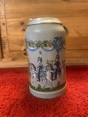 Augustiner Bräu Bierkrug Masskrug Münchner Bürgerkavallerie - Bild 1 von 4