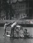 1974 Photo de presse Trois hommes sur une roue à aubes radeau à la rivière Life Days