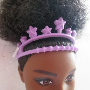 NEU Barbie Prinzessin Abenteuer Schlummer Party Puppe lila Diadem Stirnband Zubehör - Bild 1 von 3