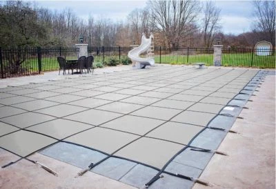 Cubiertas de seguridad para piscina rectangulares de malla gris Loop Loc con escalón central  Foto 1 de 2