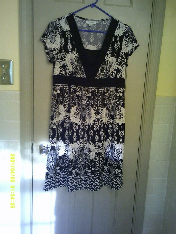 Ladies Dressbarn short dress, size 8. Short sleeve, black and white print. - Image 1 of 1