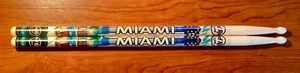 2021 HARD ROCK CAFE MIAMI COUNTRY COLORS CITY TEE ART DRUMSTICKS - Picture 1 of 4