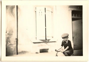 Enfant casquette à vélo devant immeuble maison rue - photo ancienne an. 1940 - Picture 1 of 1