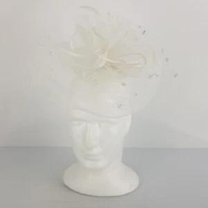 White Cream Womens Fascinator Headpiece Netting Sheer Feathers Large Comb Slide - Foto 1 di 23