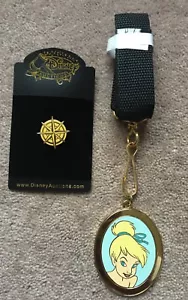 Juego de pines medallón y brújula cordón campana de primer plano de subastas Disney LE - Imagen 1 de 4