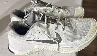 Nike Woman’s Fly wire Shoes 2 White And Metallic Pewter  8.5  - Image 1 of 4