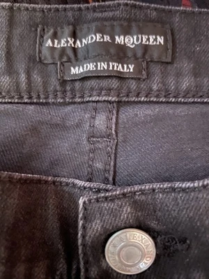 Pantalones de mezclilla Alexander McQueen negros ajustados talla 32/25 excelente estado Foto 1 de 4