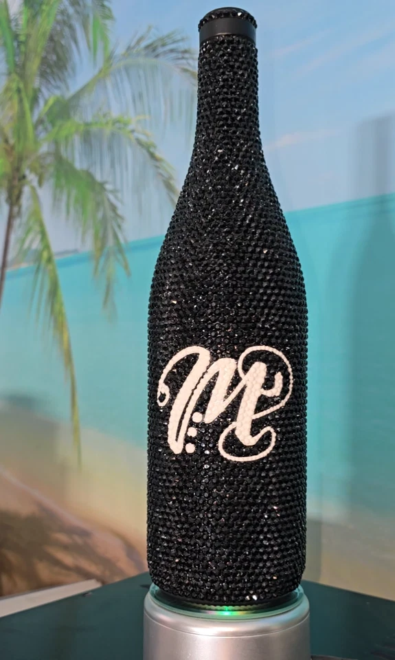 Botella decorativa hecha a mano con estrás negro • Piedras de vidrio • Monograma personalizado “M” Foto 1 de 1