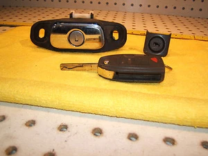 Volvo 04 V40 Wagon Glove/ Hatch only Genuine OEM 1 SET of 2 Lock & Remote 1 key  - Bild 1 von 12