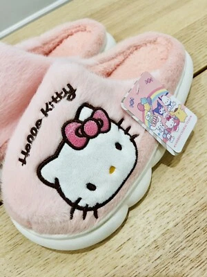 Nuevo con etiquetas Zapatillas de felpa Hello Kitty para mujer Invierno Hogar Zapatos Dibujos animados | Vendedor de EE. UU. Foto 1 de 3