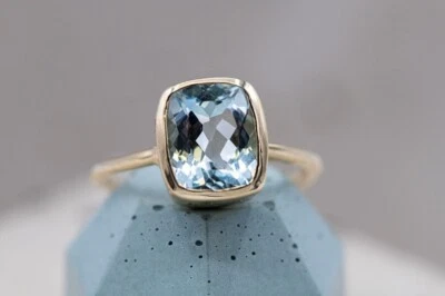 Anillo solitario de aguamarina creado en laboratorio de corte cojín de 2 quilates de oro amarillo de 14 k Foto 1 de 4
