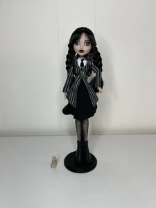 MUÑECA WEDNESDAY ADDAMS MONSTER HIGH X WEDNESDAY MATTEL SUELTA - Imagen 1 de 8