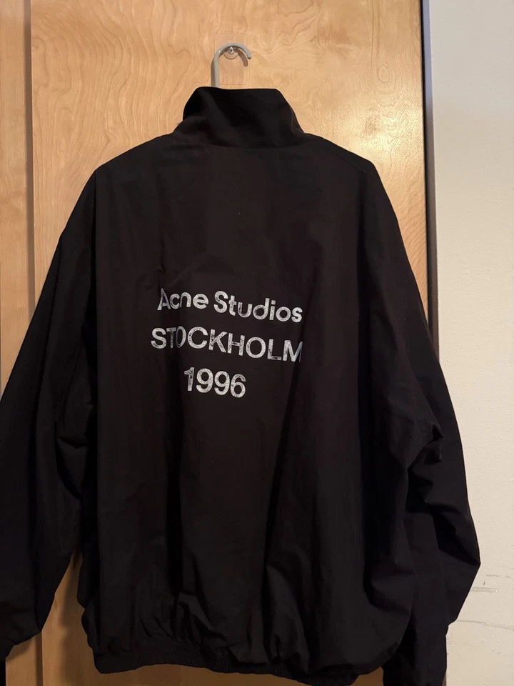 Jaqueta Acne Studios preta logotipo zíper 1996 Estocolmo tamanho 46 - Imagem 1 de 4