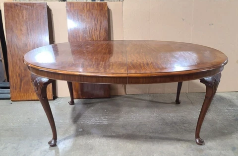 Queen Anne Style Banded Flame Mahogany Dining Table with Carved Legs & 2 Leaves Cover