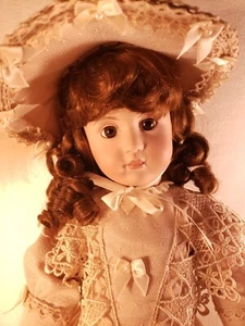 Muñeca coleccionable Kais Porcelian - Morena con candados rizados sombrero y etiqueta - Imagen 1 de 11