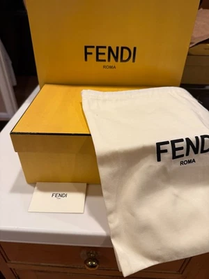 CAJA DE ZAPATOS FENDI 12" X 8" X 4" VACÍA CON 2 BOLSAS PARA EL POLVO, BOLSA DE TIENDA Y TARJETA Foto 1 de 4