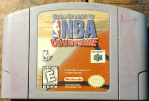 Kobe Bryant en NBA Courtside (64, 1998) Buen Estado/Auténtico  - Imagen 1 de 2