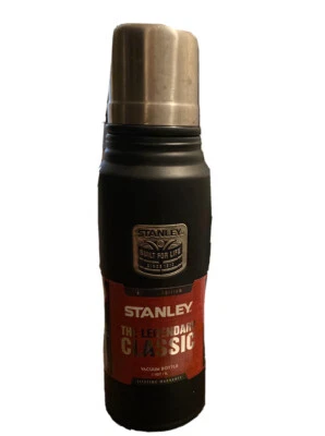 Termo negro clásico Stanley edición especial The Legendary 1,1 cuartos 1 litro Foto 1 de 4