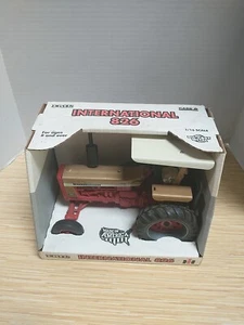 Ertl International 826 Tractor Gold Demonstrator International Harvester - Picture 1 of 5