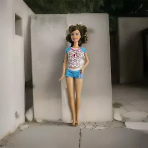 2011 Mattel Barbie Doll brunette bendable legs fashionista outfit C414G - Picture 1 of 11
