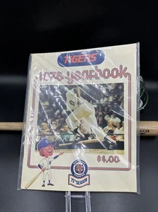 1975 DETROIT TIGERS YEARBOOK Mickey Lolich Ron LeFlore Bill Freehan CB - Picture 1 of 2