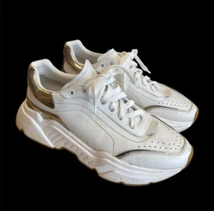 1878) DOLCE & GABBANA DAYMASTER Cuero Oro Blanco EUR TALLA 44/US 11 HOMBRES - Imagen 1 de 21